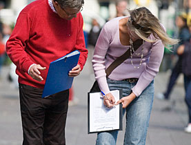 unterschriftensammlung_2personen_small_swissinfo_ch